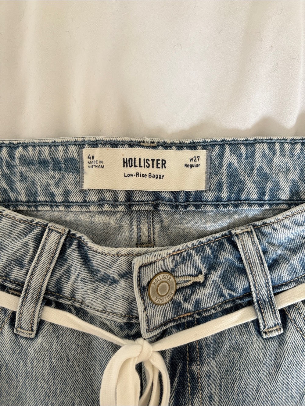 Hollister Light Wash low rise baggy jeans with white (removable) drawstring - Picture 2 of 3